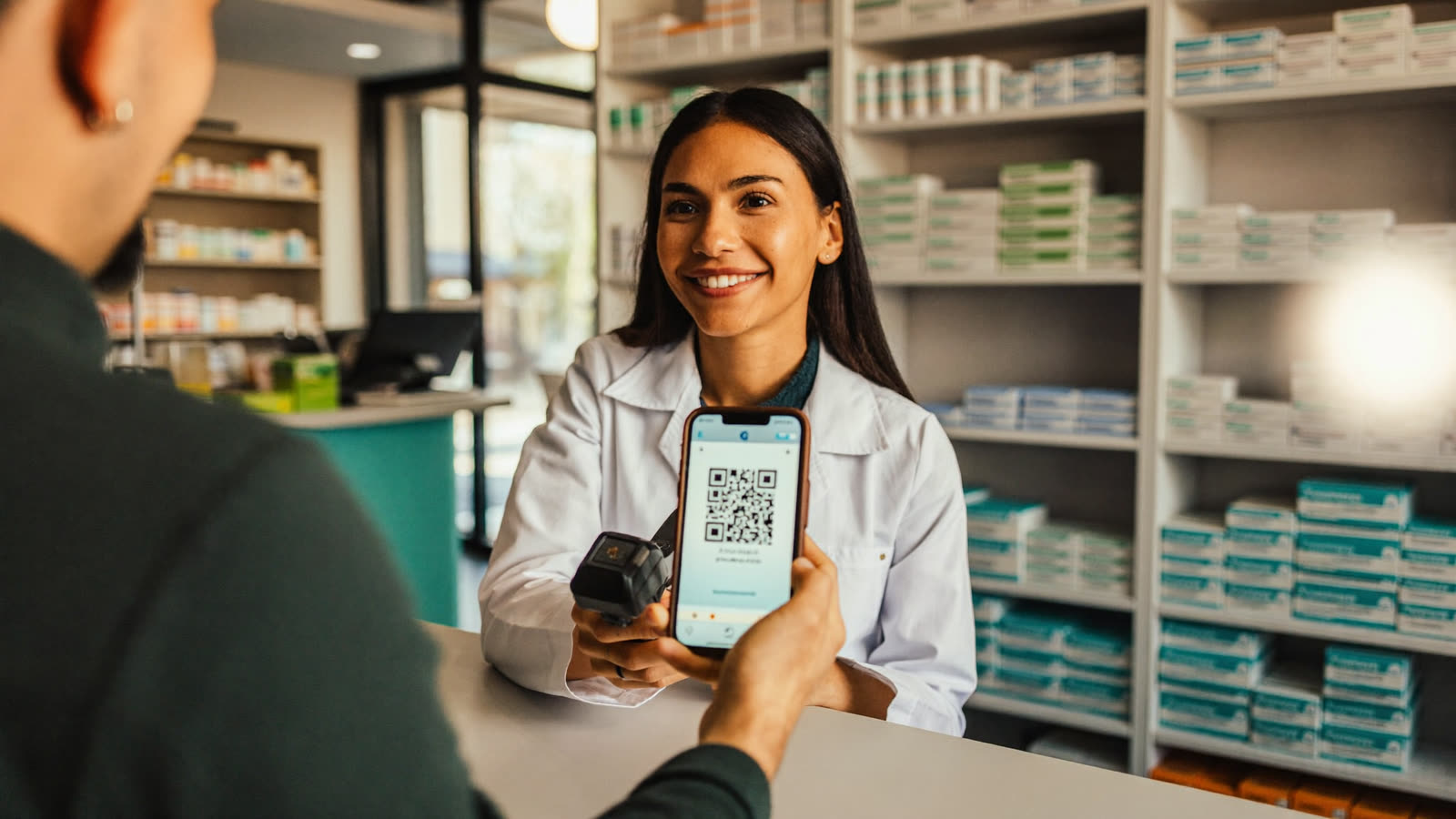 Farmacéutica escaneando una receta con código QR